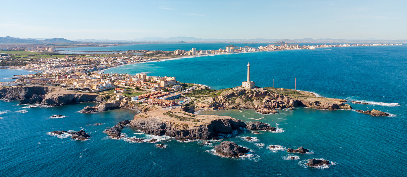 Flygfoto över Cabo de Palos med fyren på udden